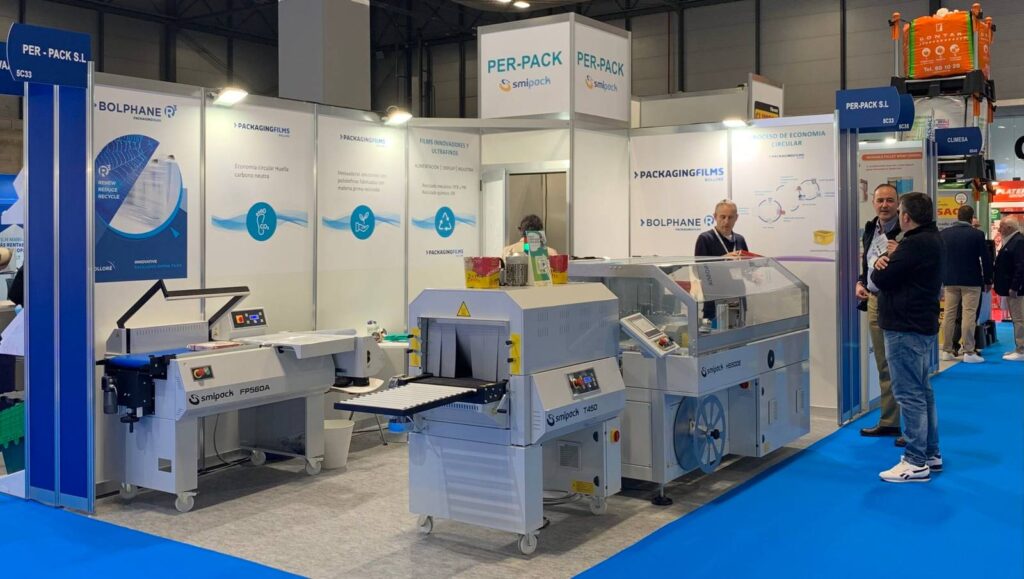 Personas que se encuentran en una feria de productos de Per-Pack